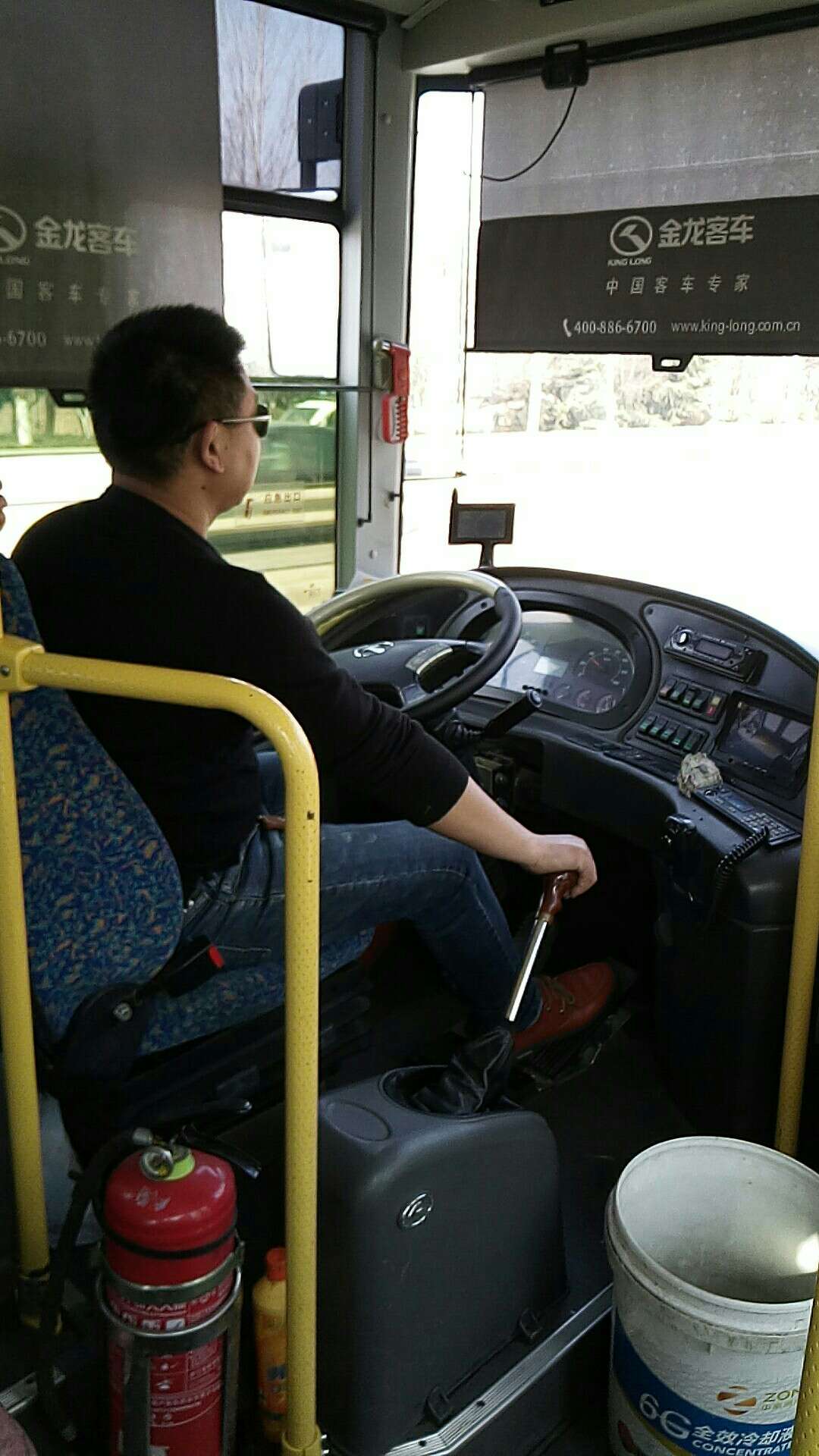 这名司机名字叫赵二,2017年2月18我从沛县二中站台坐车去大屯,拦的九路公交车,我带着一个一岁多的孩子推了一辆宝宝车,上了车司机对我吼:人可以上来,车不能上,赶紧下去,态度非常恶劣,我说车不能上,那我把宝宝车放哪去,也不能放大路上吧,他说那你等下一班吧。我说我带个孩子已经等车等了很久了,让我上下班车为什么这班车不能上,最后让我加五元钱才能上,我带个孩子也不想跟他理论,我投了五元。