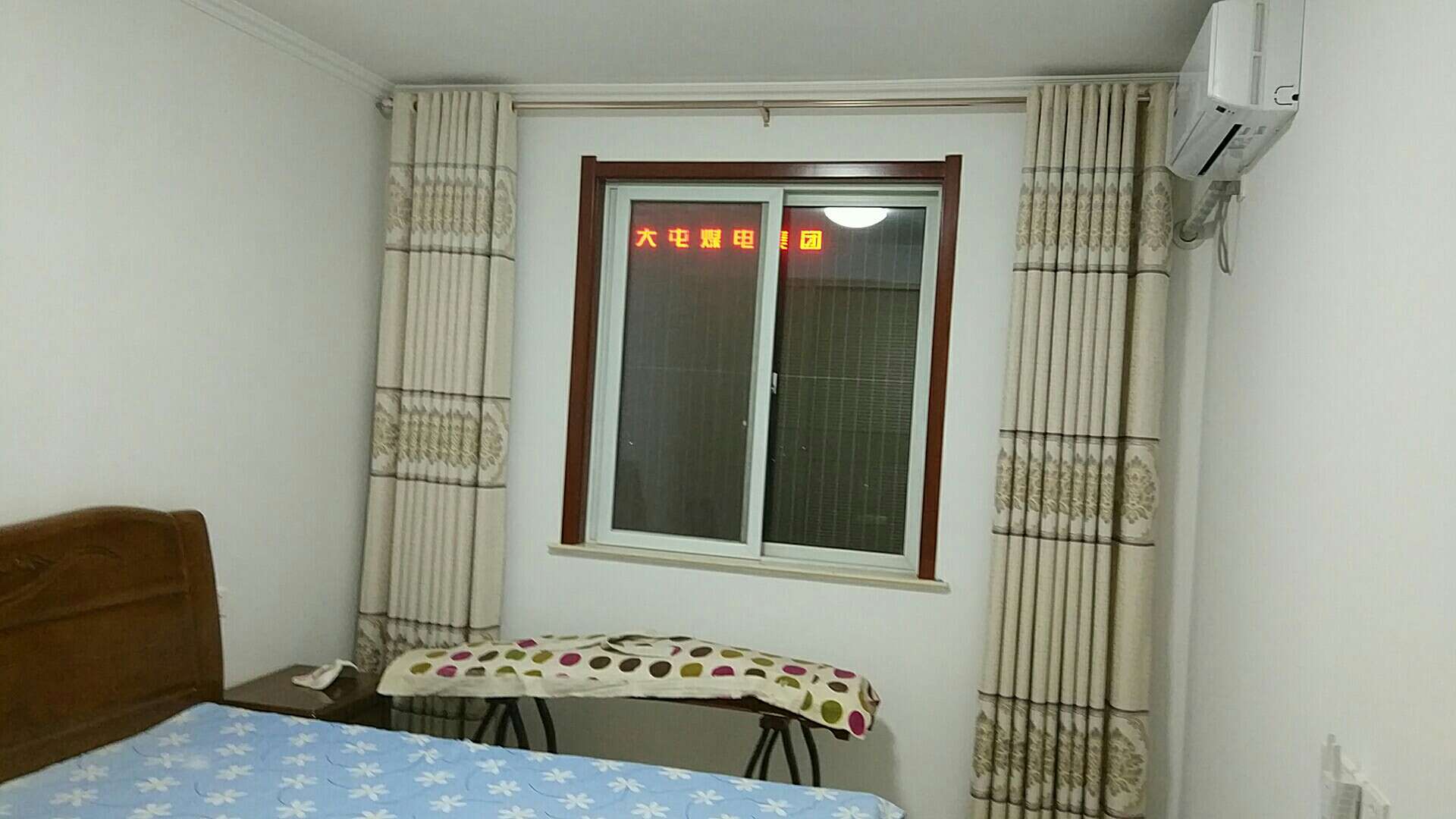 精装修,南北通透,稀缺户型,周边有新城实验学校,新城幼儿园,沛公园等配套设施,餐厅隔断多出一间榻榻米书房,就是三室两厅,家电家具齐全,四台空调,电热水器,燃气热水器具有,地暖,60寸小米2电视机.松下插座,厨房消毒柜,材料拉篮,定时燃气灶等高端配置,拎包入住,房子是4800一平128.