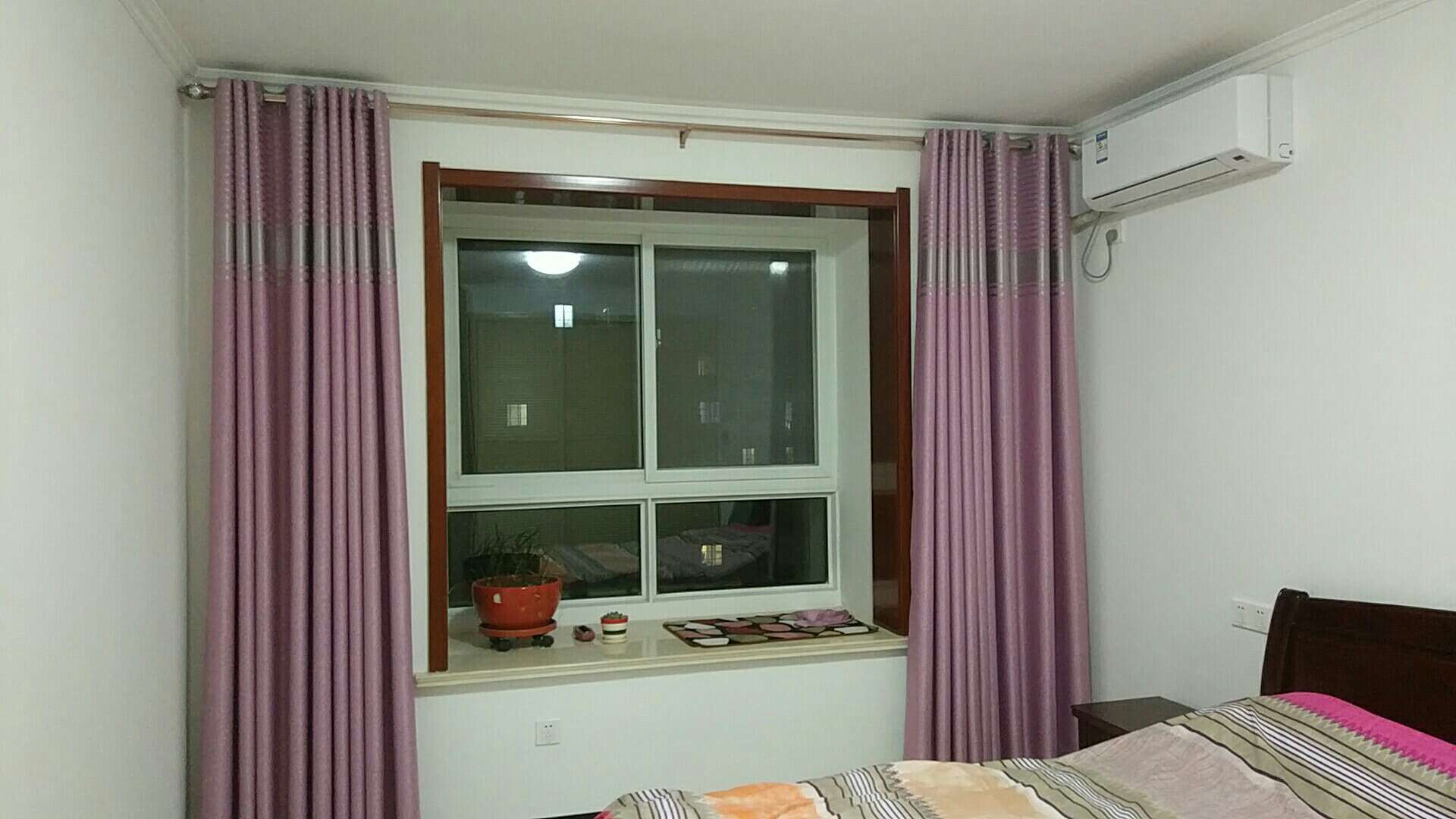 精装修,南北通透,稀缺户型,周边有新城实验学校,新城幼儿园,沛公园等配套设施,餐厅隔断多出一间榻榻米书房,就是三室两厅,家电家具齐全,四台空调,电热水器,燃气热水器具有,地暖,60寸小米2电视机.松下插座,厨房消毒柜,材料拉篮,定时燃气灶等高端配置,拎包入住,房子是4800一平128.